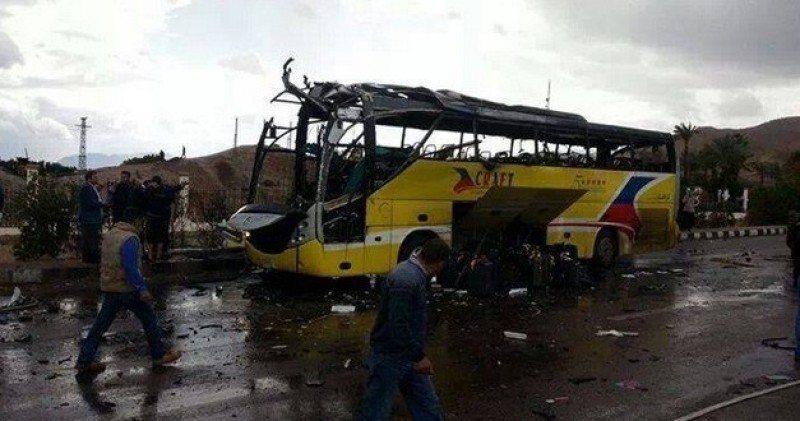 Tour bus explosion in Egypt kills 4, wounds 14