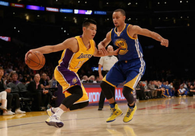 Jeremy Lin guarded by Stephen Curry