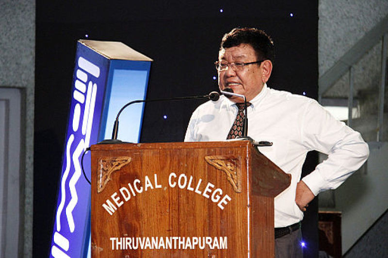 Sanduk Ruit Speaking at Medical College in India