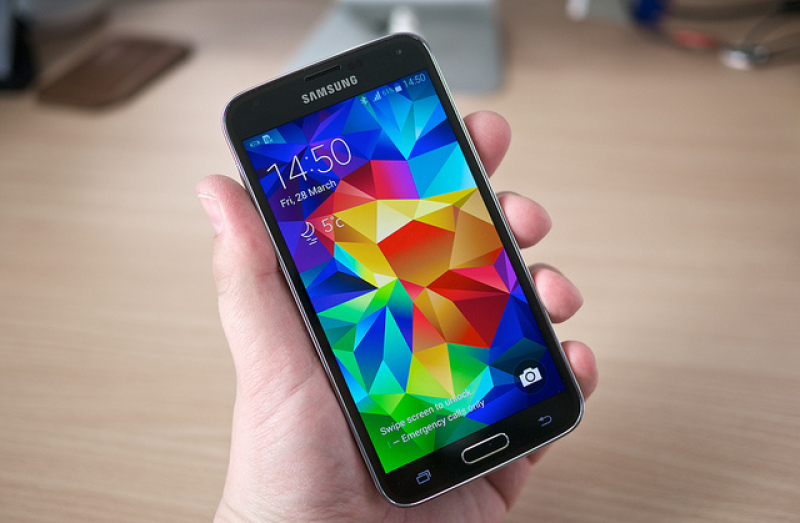 Samsung Galaxy S5, predecessor of the Galaxy S6