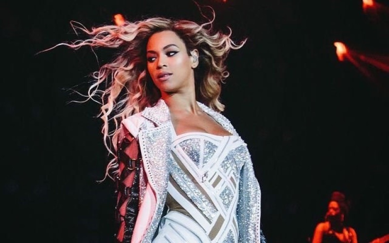 Beyonce Performs at Concert