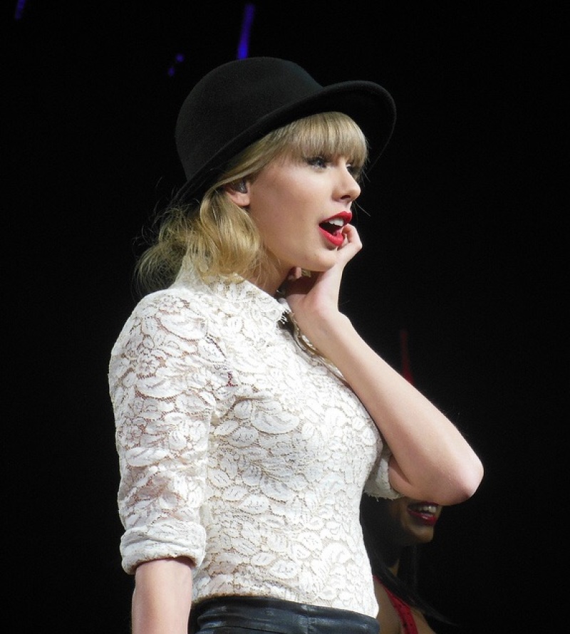 Taylor Swift Performs at Concert