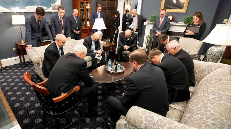 Mike Pence prays during a meeting with the US Coronavirus Taskforce. Source: 