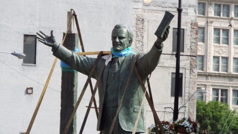 Billy Graham statue closer to replacing segregationist NC gov. in US Capitol 