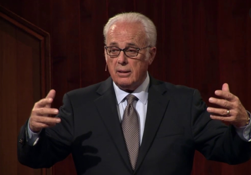 John MacArthur holds indoor services without the fear of outcome 