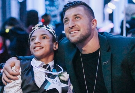 Tim Tebow to address graduates during Liberty University's main 2021  Commencement ceremony