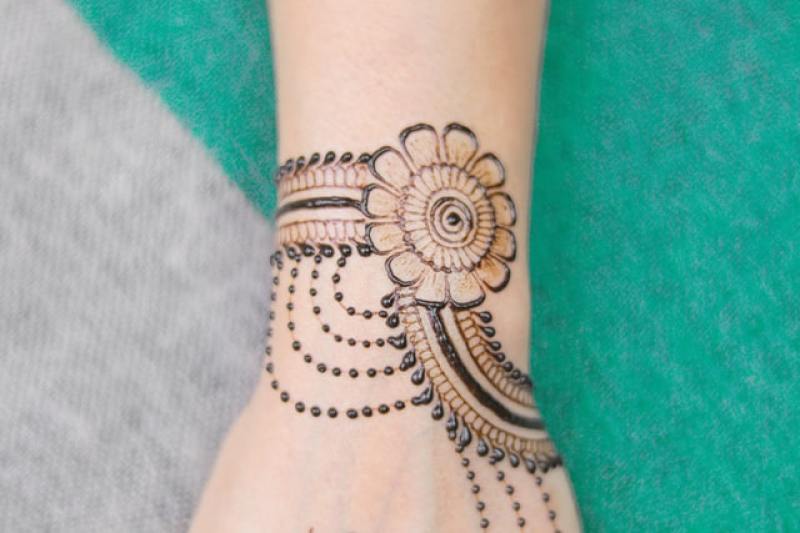 Pakistani Indian girl woman hand henna