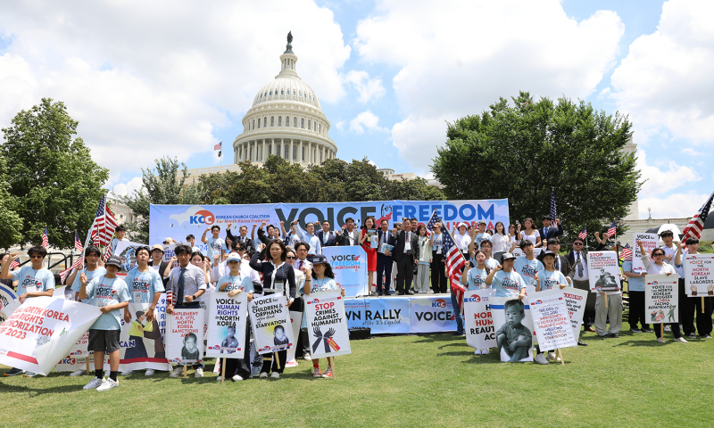 Korean students from ten U.S. states and North Korean defectors participating in the North Korea Freedom Week events gathered at the U.S. Capitol in Washington, D.C., to raise their voices together.