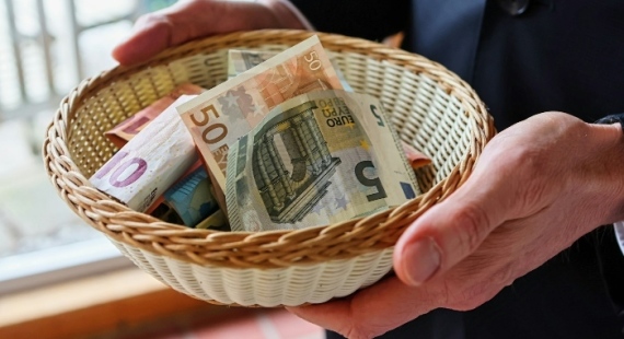 Most Protestant Churches Still Use Plate Passing Over Digital Giving, Study Finds