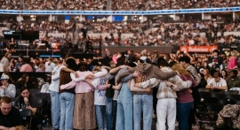 Louie Giglio Urges Young Adults to Embrace God’s Future at Passion 2026