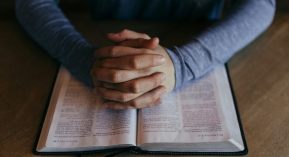 Americans Who Endure Tragedy More Likely Than Others to Read Bible, Find Comfort in Faith